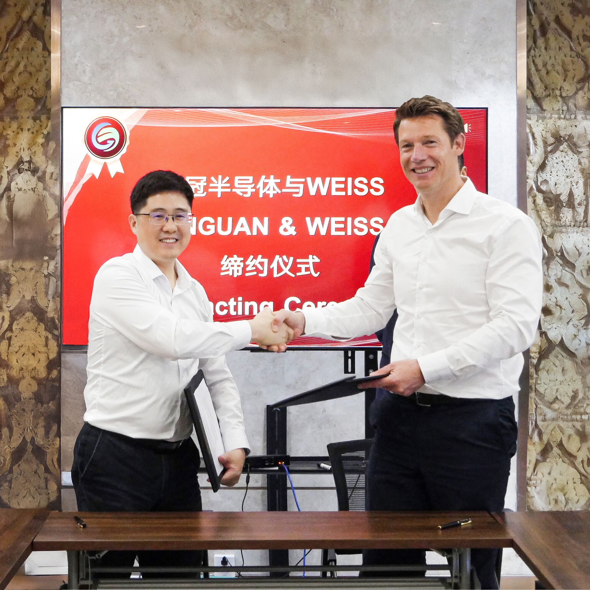Das Team von WEISS World und YiNGUAN Precision, spezialisiert auf kundenspezifische Präzisionssysteme für Halbleiter- und Life-Science-Anwendungen.